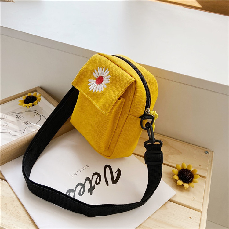 Túi xách đeo hình hoa cúc