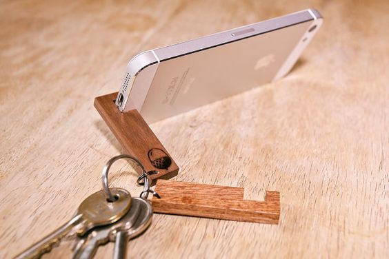 Móc khóa kiêm giá đỡ điện thoại gỗ
