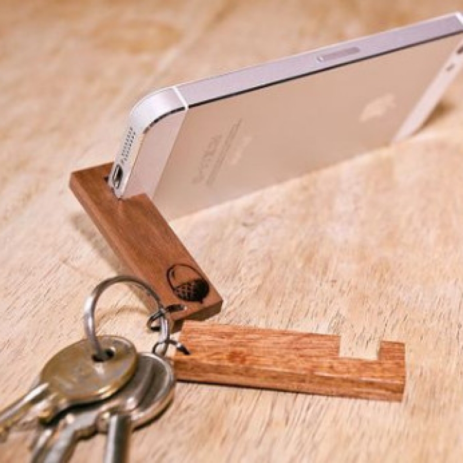 Móc khóa kiêm giá đỡ điện thoại gỗ
