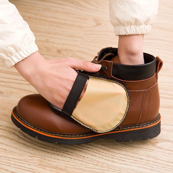 Găng tay len lông dùng để lau chùi giày