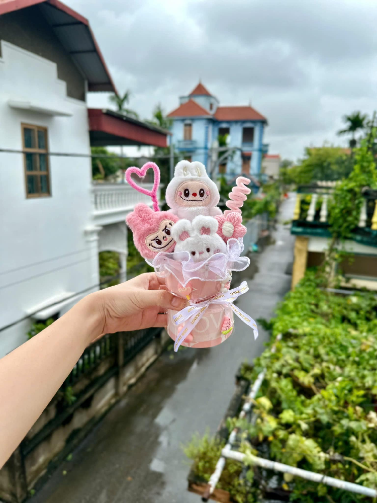 Bó Hoa Len Nhồi Bông Nhìu Hình 27cm Kèm Bông Hoa, Nơ, Phụ Kiện